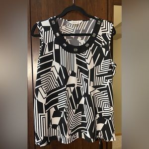 Non wrinkle sleeveless top